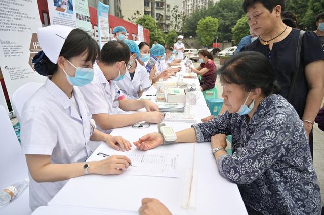 你健康，我服務(wù)，共筑公共衛(wèi)生防線 ——重慶醫(yī)藥高專附一院積極開展國家基本公共衛(wèi)生服務(wù)項(xiàng)目宣傳活動(dòng)